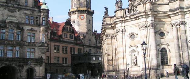 Das Dresdener Schloss und das Grüne Gewölbe sind eine vielbesuchte Touristenattraktion. Das Grüne Gewölbe enthält einen Teil der Schatzkammer der wettinischen Fürsten.