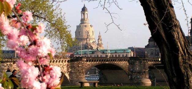 Nutzen Sie die Möglichkeit, für die Kim Hotels Dresden Geschenk-Gutscheine zu erwerben. Sie können Dresden damit zum Beispiel im Frühling zur Zeit der Kirschblüte besuchen.