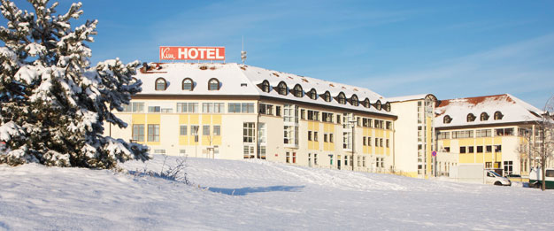 Aussenansicht des Hotels zur schönen Winterzeit