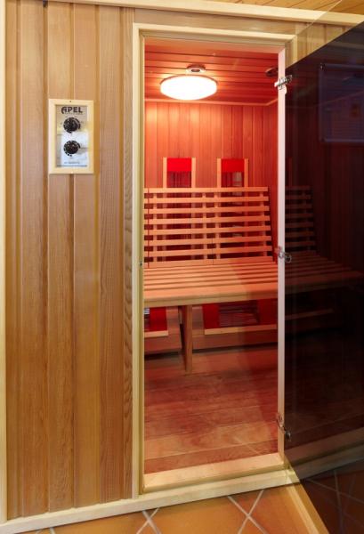 Die Wärme-Infrarot-Kabine im Wellnessbereich des Kim Hotel Dresden fördert die Durchblutung und regt den Kreislauf an.