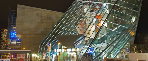 Der Kristallpalast in Dresden - ein modernes Kino im Stil des Dekonstruktivismus. *