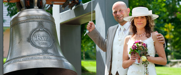 Die Trau-Glocke im Schlosspark des Kim Hotels Dresden ist ein Highlight für Ihre Hochzeitsfeier. Paare können sich hier unter freiem Himmel das Ja-Wort geben. Das Kim Hotel im Park stattet gern Ihre Hochzeitsfeierlichkeiten aus.